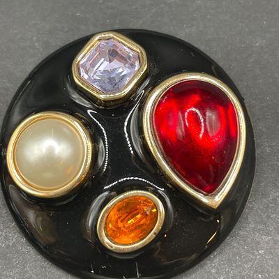 Sale Photo Thumbnail #101: Brooch and scarf bail