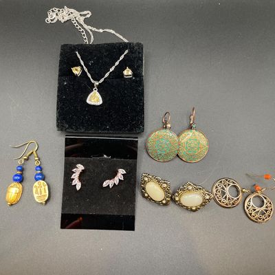 Sale Photo Thumbnail #161: Different style earrings with set