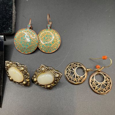 Sale Photo Thumbnail #163: Different style earrings with set