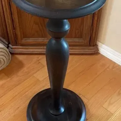 Dark Wood Round Pedestal Accent Table with Turned Column Base – Vintage-Style Plant Stand