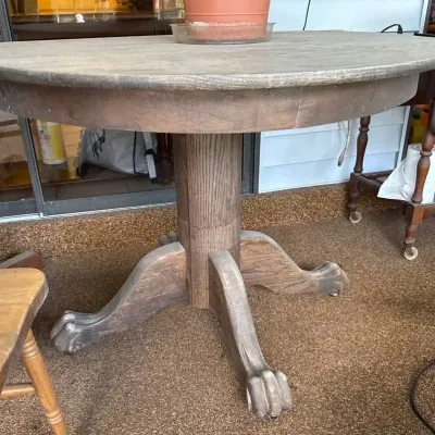 Antique-Style Round Oak Pedestal Dining Table with Carved Claw Feet 