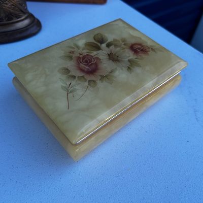 Sale Photo Thumbnail #14: Variety of items, from vintage glass to furniture, to art!