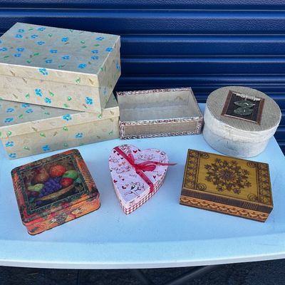Sale Photo Thumbnail #75: Variety of items, from vintage glass to furniture, to art!