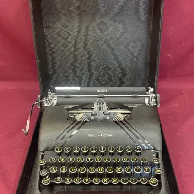 Vtg Smith-Corona Silent Manual Typewriter 