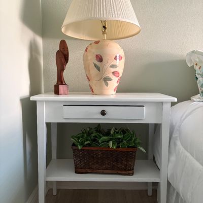 Small white end / accent table. Measures: W - 30" / D - 15" / H - 29"