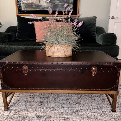 Trunk-style coffee table. Measures: W - 39.5" / D - 21.5" / H - 18"