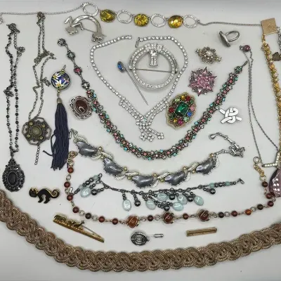 Costume jewelry: Antique And Vintage