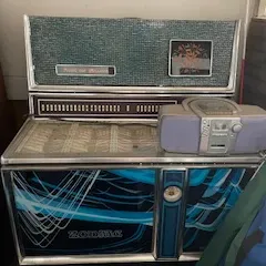 Sale Photo Thumbnail #40: Vintage Wurlitzer Zodiac Jukebox – Classic Coin-Operated Music Machine

A fantastic piece of vintage Americana! This Wurlitzer Zodiac jukebox features a striking blue-and-black abstract front panel, chrome trim, a distinctive zodiac-themed upper display