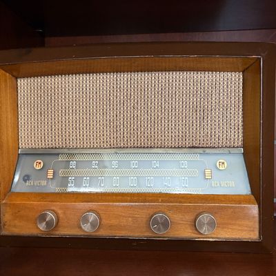 Sale Photo Thumbnail #146: RCA Victor AMFM wood tube radio 1946 $199