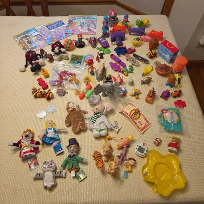 Disney Alice in Wonderland Magnets & Finger Puppets, Berenstain Bears Books & 90s Toy Lot