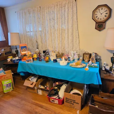 Sale Photo Thumbnail #4: Collectible Knick-knacks