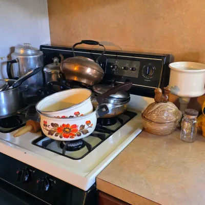 Sale Photo Thumbnail #19: Kitchen Pots, pans