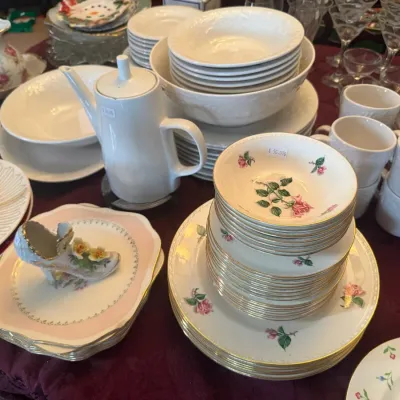 Sale Photo Thumbnail #128: Glassware and china