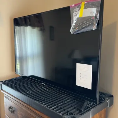 Sale Photo Thumbnail #86: Samsung flat screen TV with remote