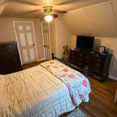 Sale Photo Thumbnail #346: Bedroom furniture
