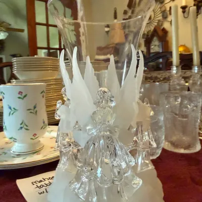 Sale Photo Thumbnail #125: Glassware and china