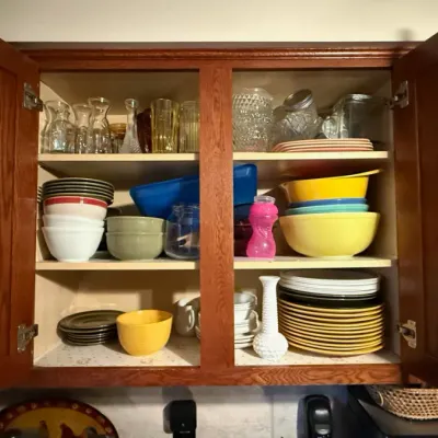 Sale Photo Thumbnail #353: Kitchen dishware