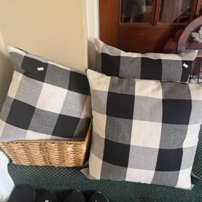 Sale Photo Thumbnail #143: Decorative pillows