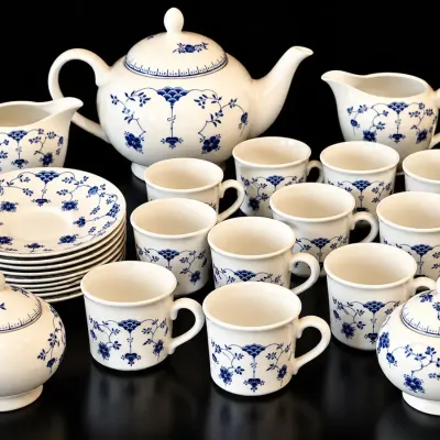 Churchill England Blue & White Floral China Tea Set Teapot Cups & Saucers