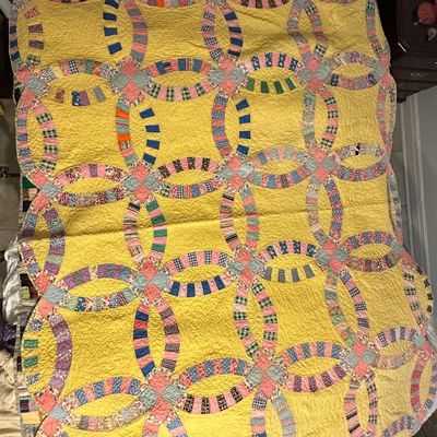 Sale Photo Thumbnail #94: Wedding ring quilt, machine stitched quilting