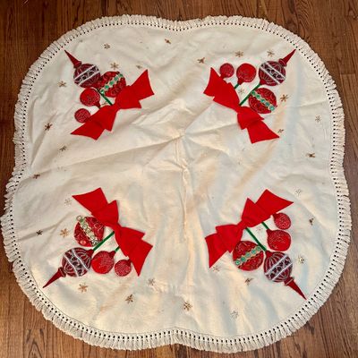 Sale Photo Thumbnail #84: Vintage appliquéd tablecloth