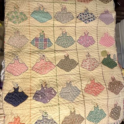 Sale Photo Thumbnail #96: Vintage quilt