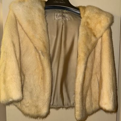 Sale Photo Thumbnail #46: Lovely capelet, perfect for winter weddings!