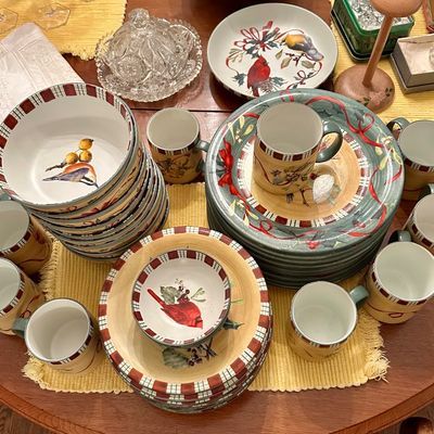 Sale Photo Thumbnail #73: Lenox Winter Greeting dinnerware