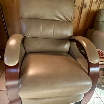 Sale Photo Thumbnail #22: Comfy recliner