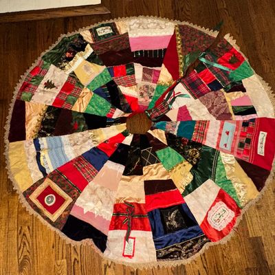 Sale Photo Thumbnail #88: Crazy quilt tree skirt?