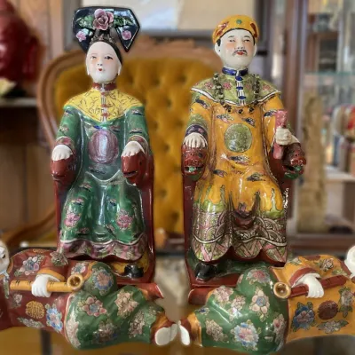 Sale Photo Thumbnail #7: Set of four vintage Chinese porcelain figures, including an emperor and empress seated on thrones, accompanied by reclining opium smokers, all hand-painted in vibrant Famille Rose and Famille Verte enamels.
