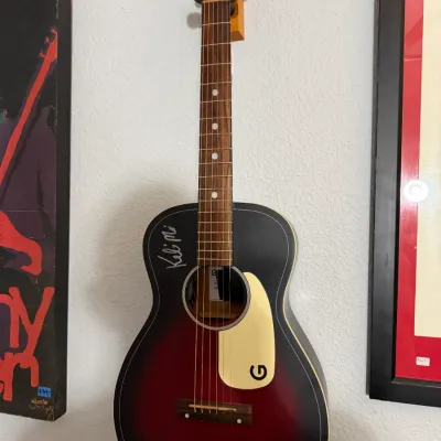 Sale Photo Thumbnail #101: Gretsch G9500 Jim Dandy flat top parlor acoustic guitar in a sunburst finish, featuring an autograph of Keb' Mo'