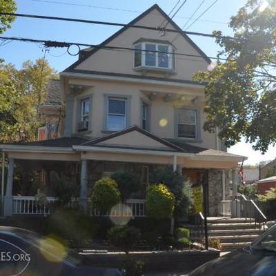 2 Family with deck, tree house and playground. Perfect for day school or professional offices.