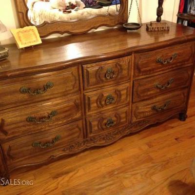 Thomasville dresser with mirror, very nice!